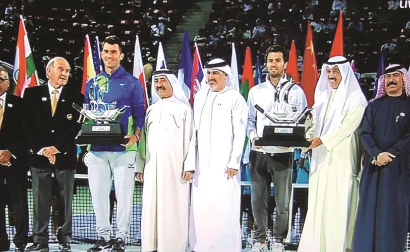 الشيخ أحمد الجابر مع الفائز على منصة التتويج	صورة تلفزيونية﻿