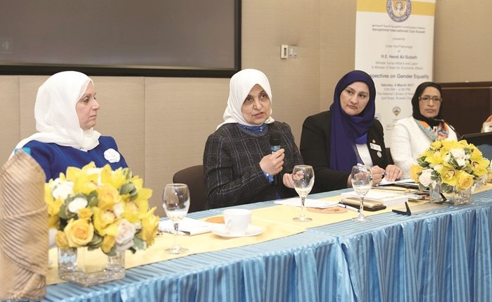 الوزيرة هند الصبيح متحدثة خلال الندوة﻿