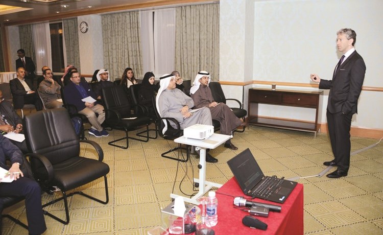 البروفيسور جون بيير دوبيه يلقي المحاضرة﻿
