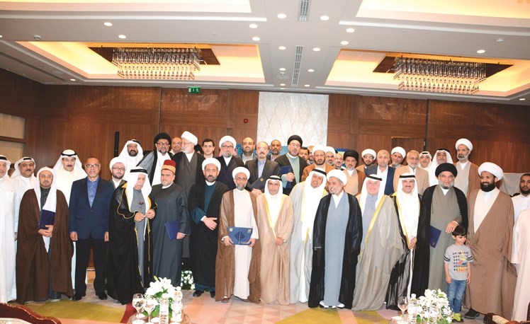 صورة جماعية للمشاركين في ملتقى الوقف الجعفري السادس﻿