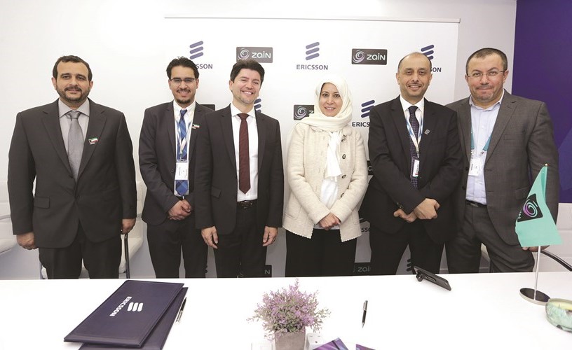 إيمان الروضان وطارق سعدي أثناء توقيع الاتفاقية ﻿
