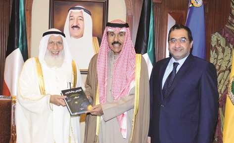 سمو ولي العهد الشيخ نواف الأحمد خلال لقائه إبراهيم الرفاعي وجاسم العوضي﻿