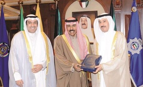 سمو ولي العهد الشيخ نواف الأحمد يتلقى رسالة د. محمد الشحومي﻿