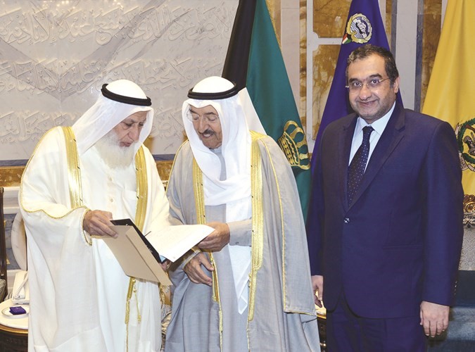 صاحب السمو يتلقى كتابا من د.إبراهيم الرفاعي وجاسم العوضي﻿
