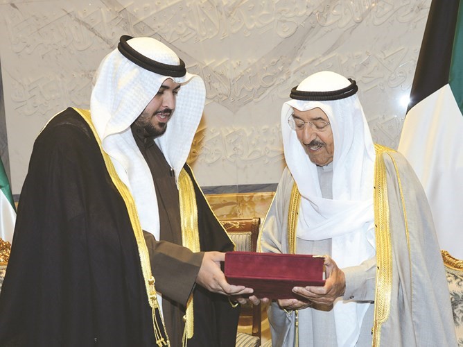 صاحب السمو الأمير الشيخ صباح الاحمد يتلقى رسالة ماجستير من الشيخ عبدالله علي الخالد ﻿