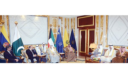 صاحب السمو الأمير الشيخ صباح الأحمد مستقبلا رئيس وزراء باكستان محمد نواز شريف بحضور سمو ولي العهد الشيخ نواف الأحمد وسمو رئيس الوزراء الشيخ جابر المبارك والشيخ محمد الخالد والشيخ د.سالم الجابر