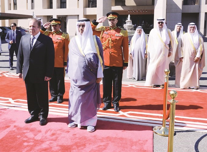 سمو رئيس الوزراء الشيخ جابر المبارك مستقبلا نواز شريف﻿
