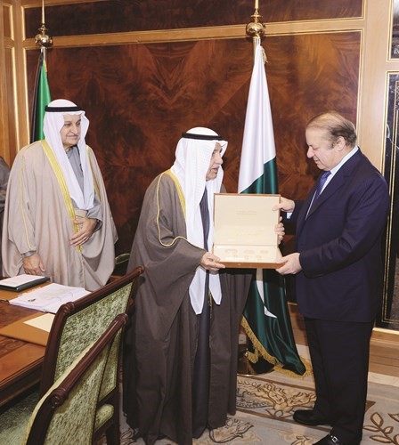 علي الغانم خلال لقائه مع نواز شريف﻿