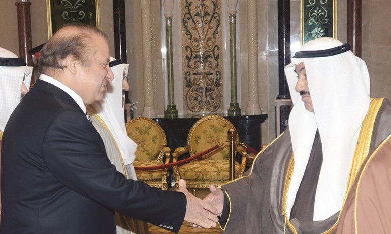 سمو الشيخ ناصر المحمد مصافحا رئيس وزراء باكستان﻿