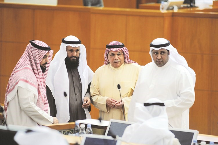 الشيخ خالد الجراح متوسطا الحميدي السبيعي ومحمد هايف ود. جمعان الحربش﻿
