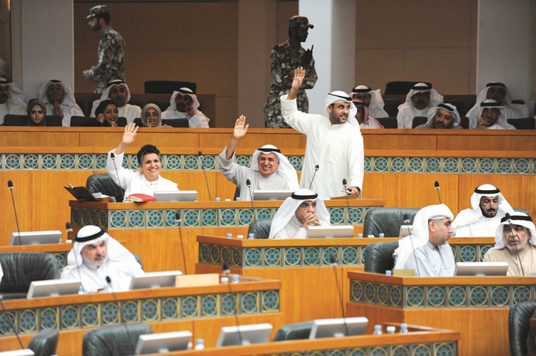 يوسف الفضالة وعبدالله الرومي وصفاء الهاشم أثناء التصويت على أحد الاقتراحات﻿