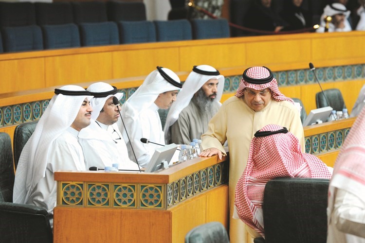 نائب رئيس الوزراء ووزير الداخلية في حديث مع حمدان العازمي بحضور ثامر السويط والحميدي السبيعي﻿