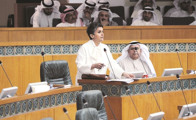 صفاء الهاشم متحدثة ويبدو عبدالله الرومي﻿