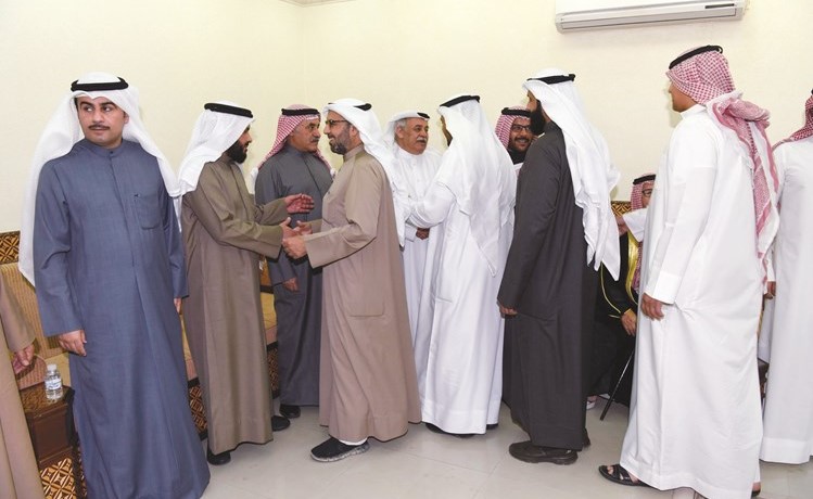 عبدالله البرغش خلال استقباله المهنئين وبجانبه ثامر السويط	 أحمد علي﻿
