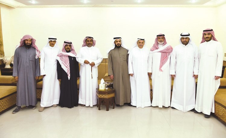البرغش متوسطا بعض المهنئين والمباركين﻿