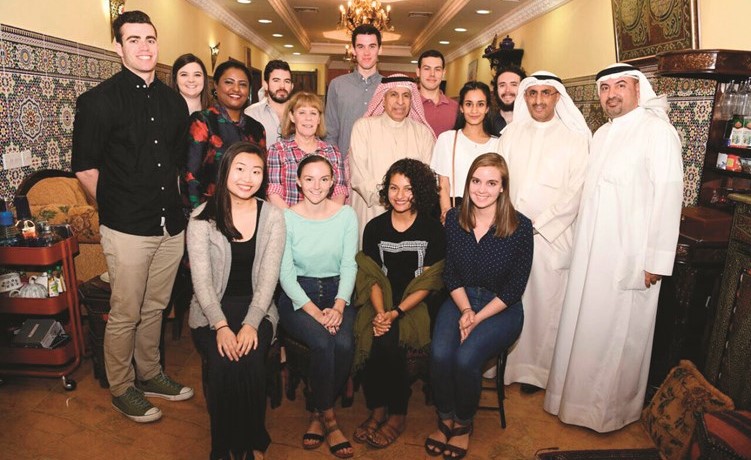الفايز والمكيمي يتوسطان المشاركين في البرنامج﻿