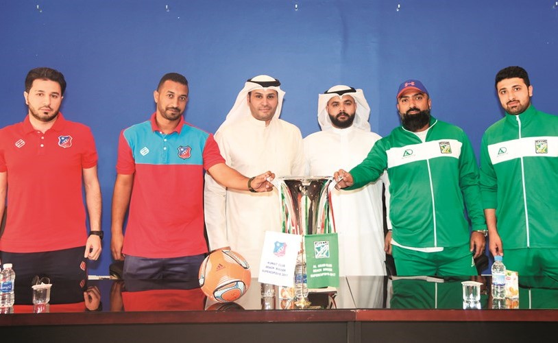 السهلي مع اللاعبين في المؤتمر الصحافي ﻿