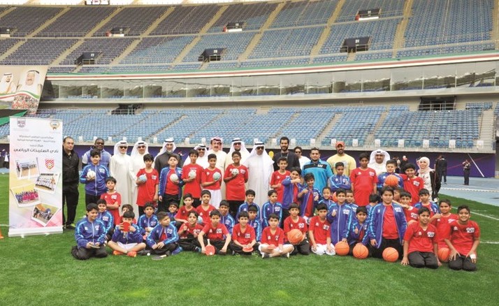 فليطح وأبل ومسؤولو المهرجان مع اللاعبين ﻿