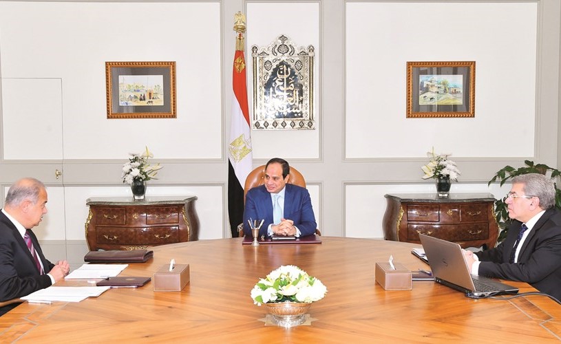 الرئيس عبدالفتاح السيسي مجتمعا مع م.شريف إسماعيل وعمرو الجارحي﻿