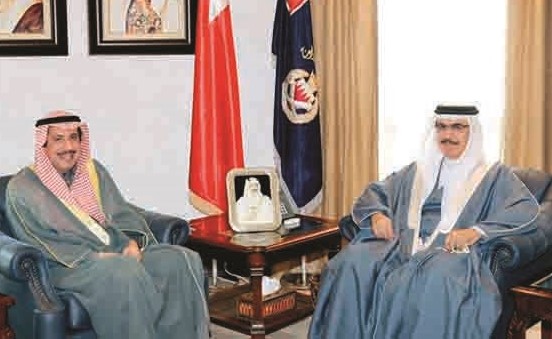 الشيخ راشد بن عبدالله آل خليفة مستقبلا السفير الشيخ عزام الصباح	﻿