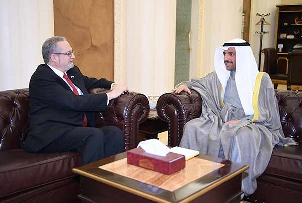 الرئيس مرزوق الغانم مستقبلا السفير الأميركي