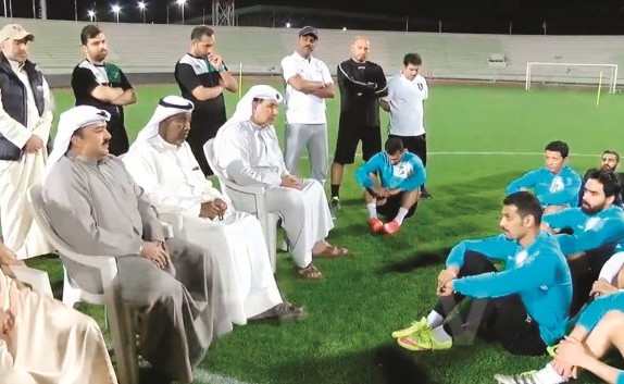 إدارة النادي العربي في اجتماع مع اللاعبين قبيل التمرين﻿