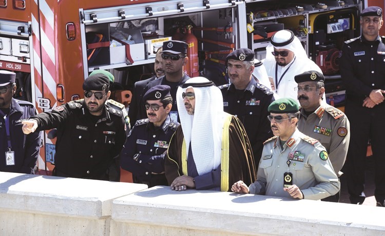 الشيخ محمد العبدالله ومدير عام الإطفاء وكبار الضباط يتابعون العرض﻿