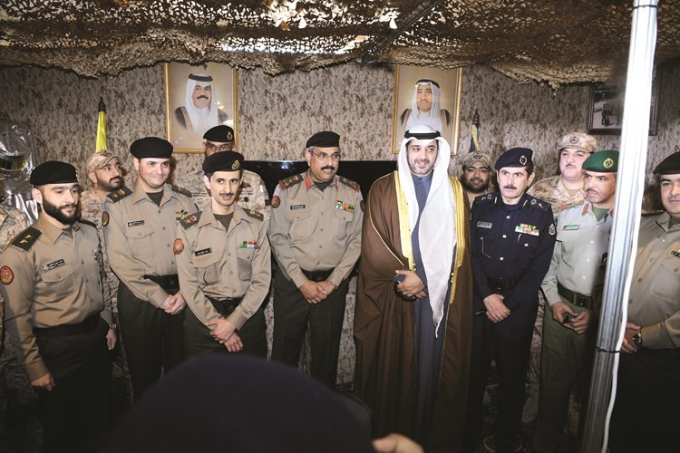 العبد الله متوسطا ضباطا في الحرس داخل جناحهم﻿