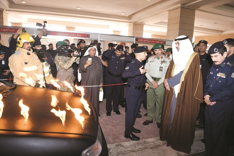 الوزير العبدالله خلال إخماد حريق مركبة بالمطفأة على هامش المعرض﻿