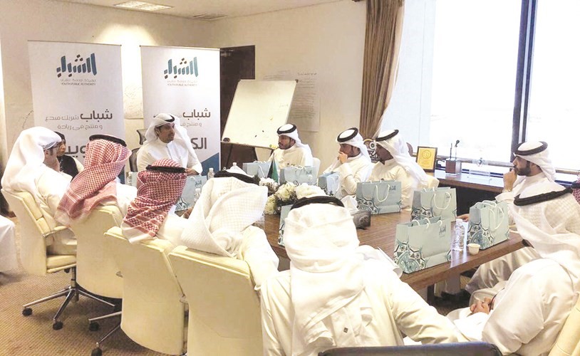 عبدالرحمن المطيري خلال استقباله رؤوساء الروابط﻿