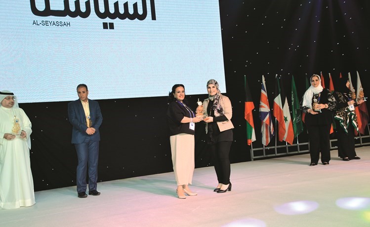 الزميلة دارين العلي تتسلم درع الأنباء﻿