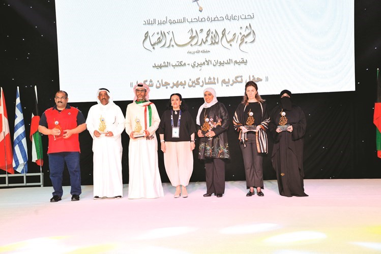 فاطمة الأمير مع ممثلي المدارس المشاركة بعد تكريمهم﻿