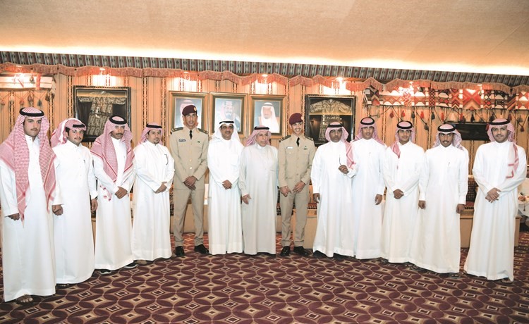 السفير د.عبدالعزيز الفايز والعميد الركن سعود بن درمان المفقاعي مع المحتفى بهم وعدد من الحضور	(قاسم باشا﻿)