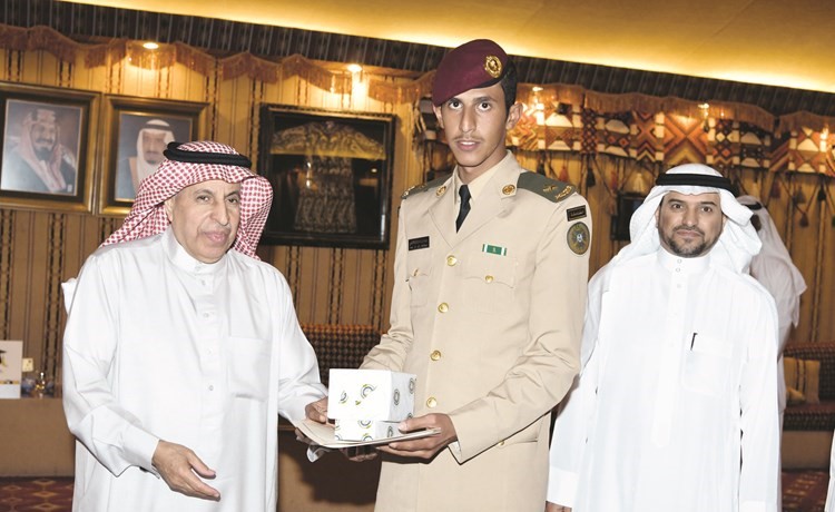 خريج يتسلم تكريمه﻿