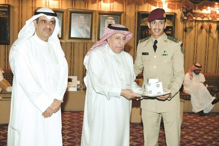تكريم أحد الخريجين﻿