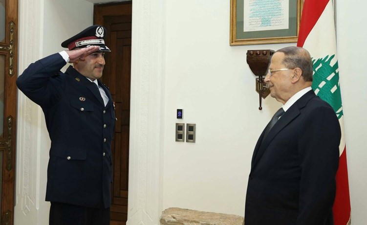 اللواء طوني صليبا مدير عام أمن الدولة مؤديا تحية للرئيس العماد ميشال عون		محمود الطويل﻿