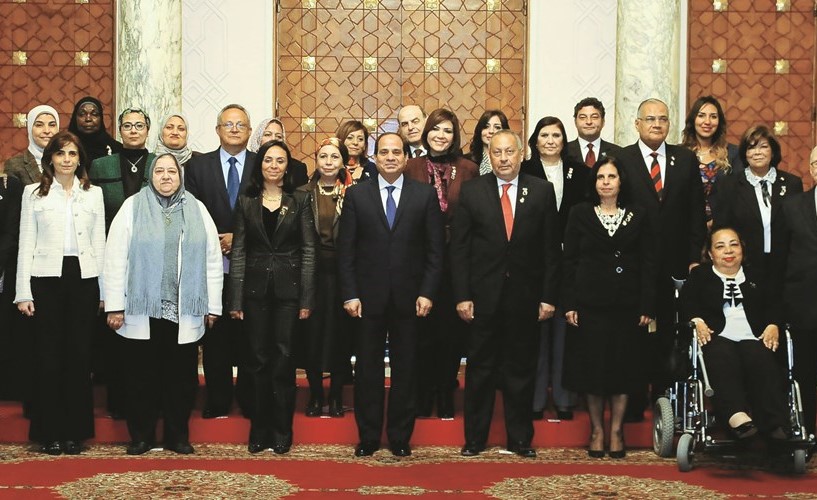 الرئيس المصري عبدالفتاح السيسي ملتقيا أعضاء المجلس القومي للمرأة أمس الأول﻿