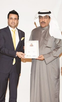 تكريم الزميل عدنان الراشد من قبل رئيس اتحاد شركات الشرق الأوسط للسياحة والسفر حسين كرك﻿