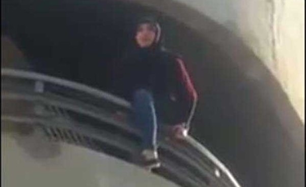بالفيديو.. فتاة لبنانية تحاول الانتحار وشاب في الشارع يشجعها..شاهدوا ماذا فعل!
