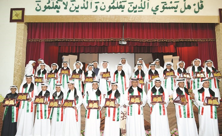 كوكبة من الطلبة المتفوقين في مدرسة البيرونيقاسم باشا﻿