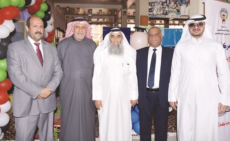صباح الطيار ومحمد العويصي وعدد من الحضور﻿
