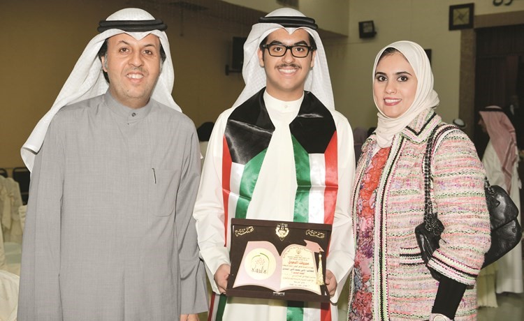 المتفوق لافي المنديل يتوسط ذويه﻿