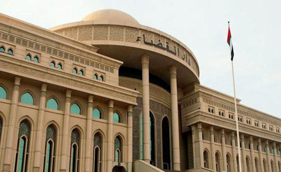 خليجي في دبي يستولي على 60 ألف درهم  من سيدة لإخراج زوجها من السجن