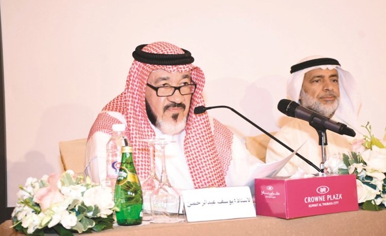 مستشار الادارة العامة الزميل يوسف عبد الرحمن متحدثا خلال المحاضرة والى جواره د.محمد البلوشي﻿