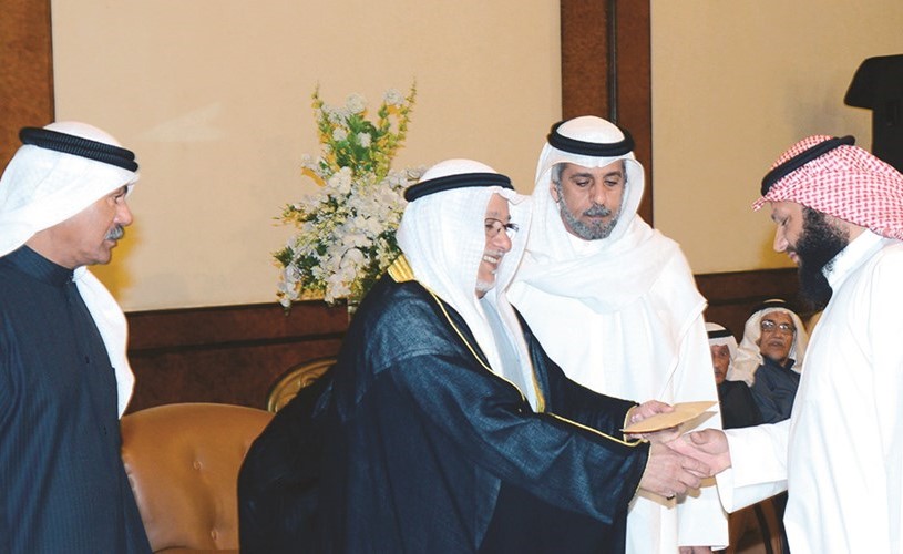 الشيخ علي الجراح مكرما أحد الفائزين بحضور الشيخ سالم النواف﻿