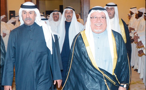 الشيخ علي الجراح لدى وصوله وفي استقباله الشيخ سالم النواف