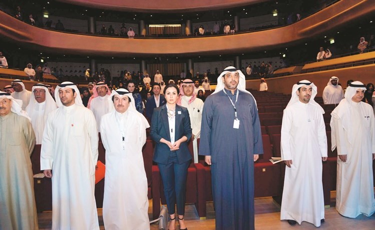 الشيخ محمد العبدالله والشيخة الزين الصباح يتوسطان الحضور خلال السلام الوطنيشانافاس قاسم﻿