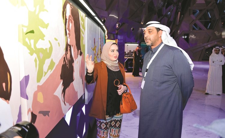 الشيخ محمد العبدالله خلال جولة في المعرض﻿
