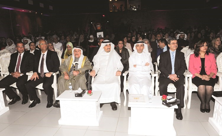 ممثل وزير التربية ووزير التعليم العالي غالب العصيمي مع عميد المعهد وعدد من السفراء يتقدمون الحضور ﻿