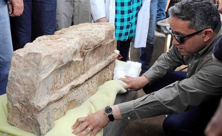 وزير الآثار يتفقد قطعة من تمثال الفرعون رمسيس الثاني المكتشف رويترز﻿